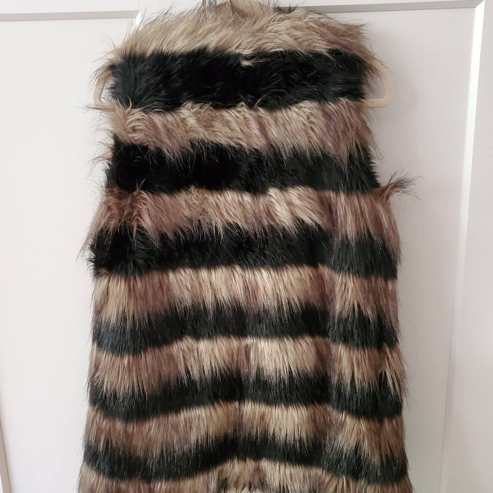 Stradivarius Faux Fur Vest - Picture 2 of 4